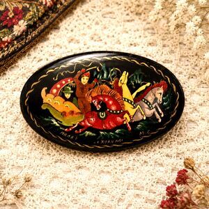 Vintage Russian Laquer Ware Brooch Couple in Horse Drawn Carriage